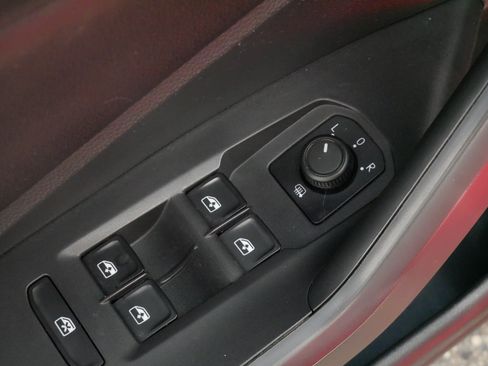 Used 2019 Volkswagen Jetta SE w/ Cold Weather Package FWD image 19