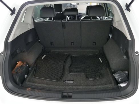Used 2018 Volkswagen Tiguan SE AWD/4WD image 30