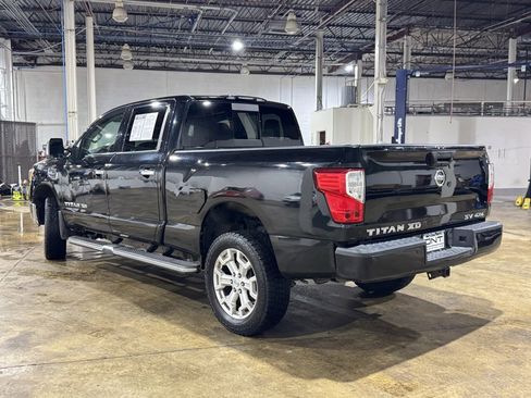 Used 2018 Nissan Titan SV w/ SV Convenience Package image 11