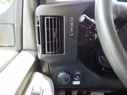Used 2017 GMC Savana 3500 Extended RWD image 19