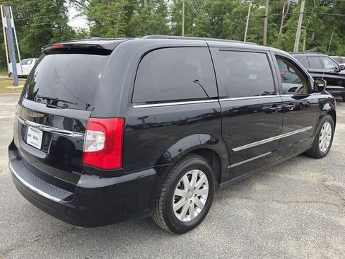Used 2013 Chrysler Town & Country Touring FWD image 13