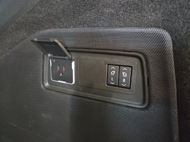 Used 2025 Cadillac Escalade ESV V AWD/4WD image 32