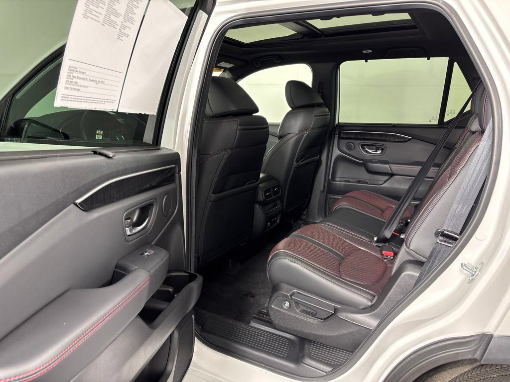 Certified 2025 Honda Pilot Black Edition image 29
