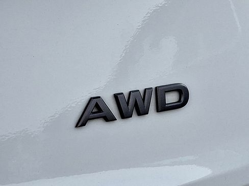 Used 2024 Nissan Rogue S image 32