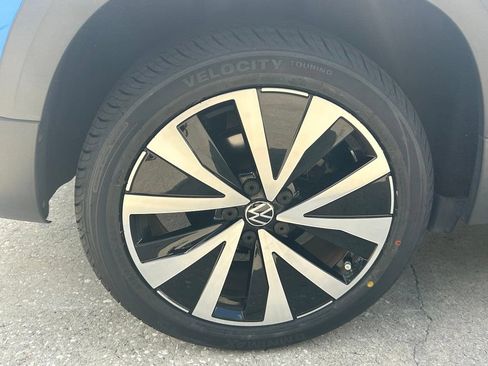 Certified 2022 Volkswagen Taos SE FWD image 27