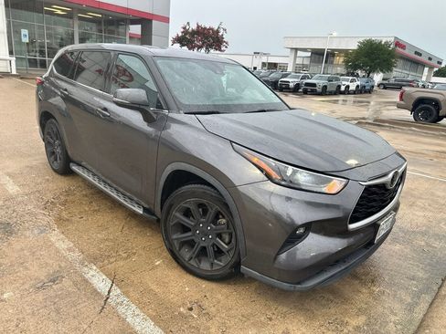 Used 2022 Toyota Highlander LE FWD image 2