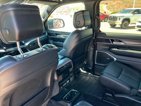 Used 2024 Jeep Wagoneer Series III AWD/4WD image 19