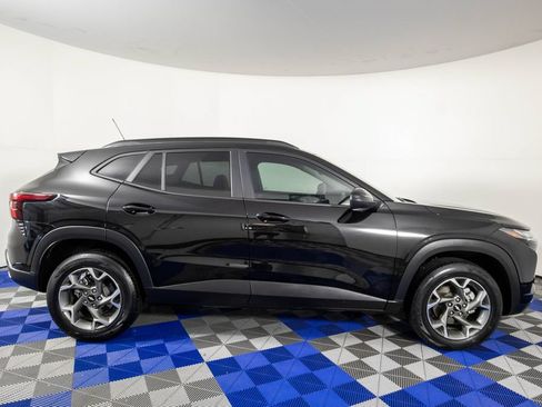 Used 2025 Chevrolet Trax LT FWD image 4