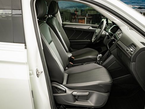 Used 2023 Volkswagen Tiguan SE w/ Panoramic Sunroof Package image 23