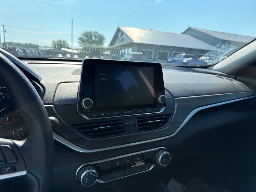 Used 2025 Nissan Altima 2.5 SV FWD image 21
