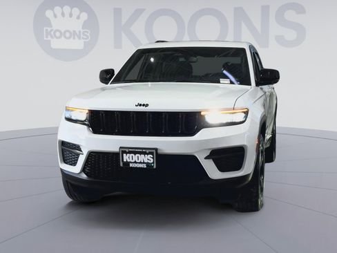 Used 2023 Jeep Grand Cherokee Altitude image 4