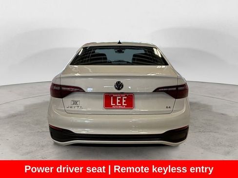 Used 2024 Volkswagen Jetta SE FWD image 5