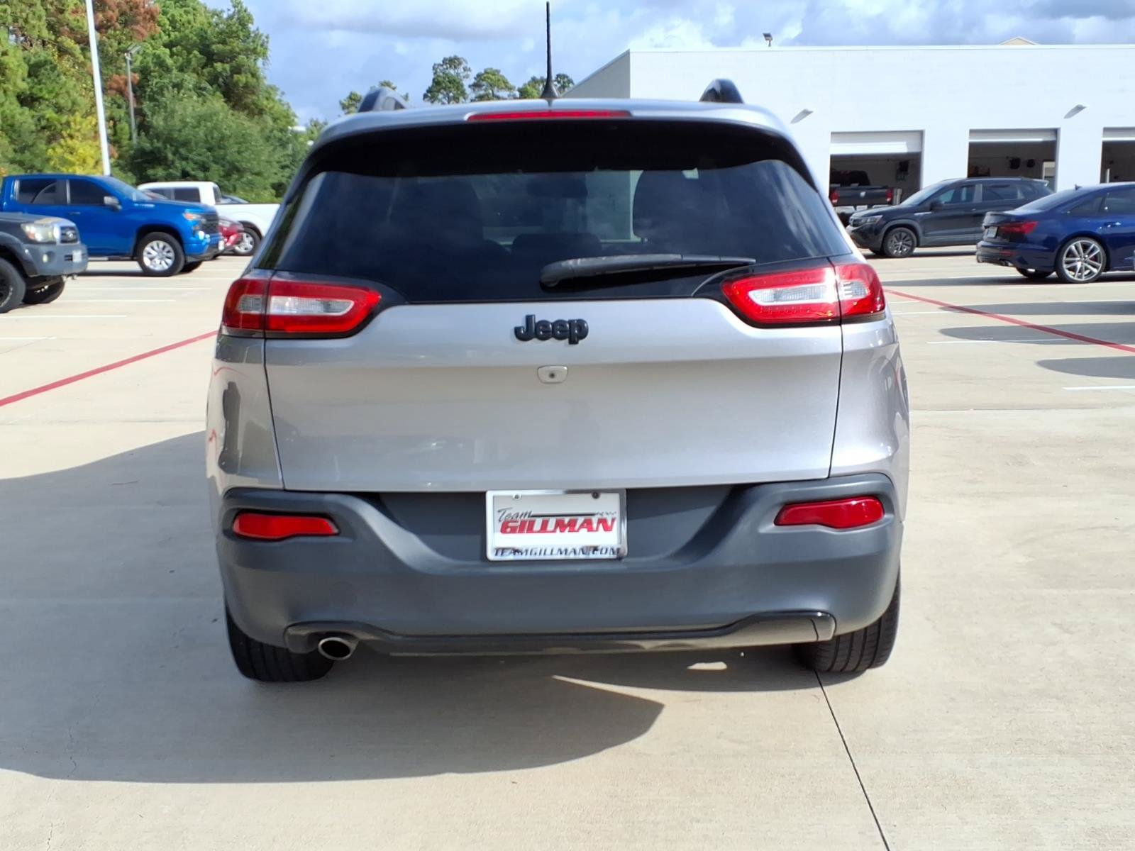 Used 2018 Jeep Cherokee Latitude w/ Altitude Package FWD image 8