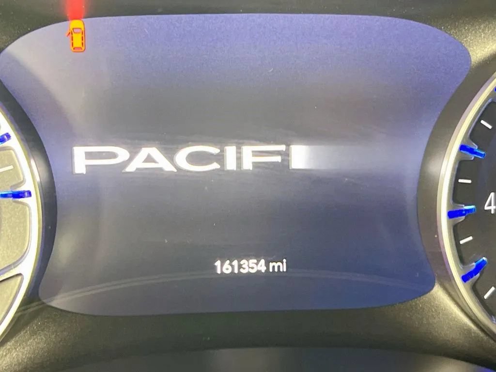 Used 2019 Chrysler Pacifica Limited w/ Tire & Wheel Group FWD image 13