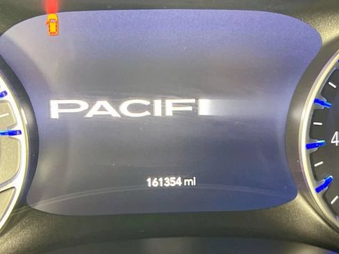 Used 2019 Chrysler Pacifica Limited w/ Tire & Wheel Group FWD image 13