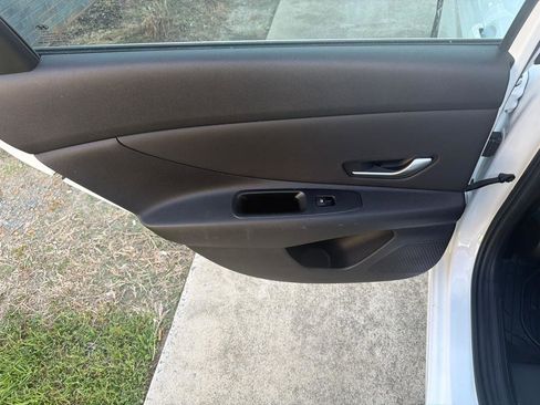 Used 2022 Hyundai Elantra Limited FWD image 32