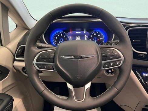 Used 2024 Chrysler Pacifica Touring-L image 20