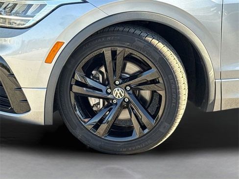 Used 2023 Volkswagen Tiguan SE R-Line image 31