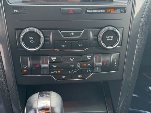 Used 2019 Ford Explorer XLT w/ Equipment Group 202A AWD/4WD image 22