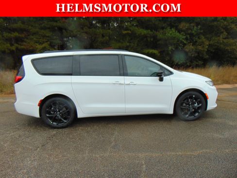 New 2026 Chrysler Pacifica Select w/ S Appearance Package image 12