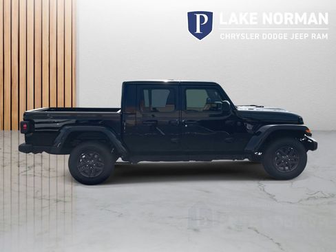 New 2025 Jeep Gladiator Sport image 9