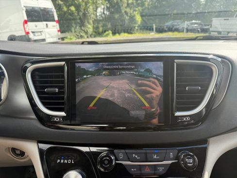 Used 2024 Chrysler Pacifica Touring-L FWD image 32