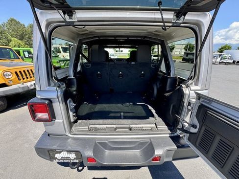 Used 2019 Jeep Wrangler Unlimited Sahara w/ Uconnect 4C Nav & Sound Group AWD/4WD image 6