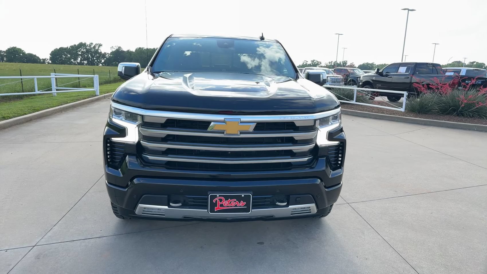 Used 2023 Chevrolet Silverado 1500 High Country w/ Technology Package AWD/4WD image 3