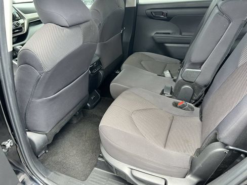 Used 2024 Toyota Highlander LE FWD image 32
