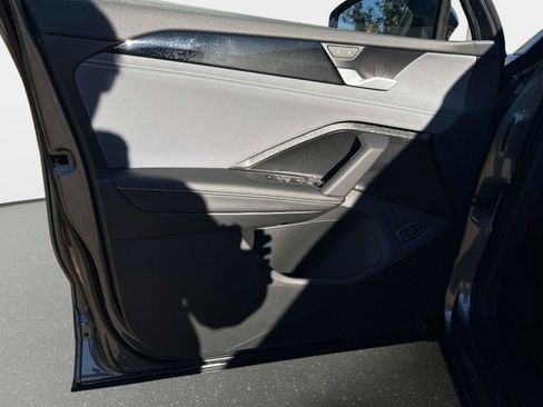 New 2025 Volkswagen Tiguan SE image 17