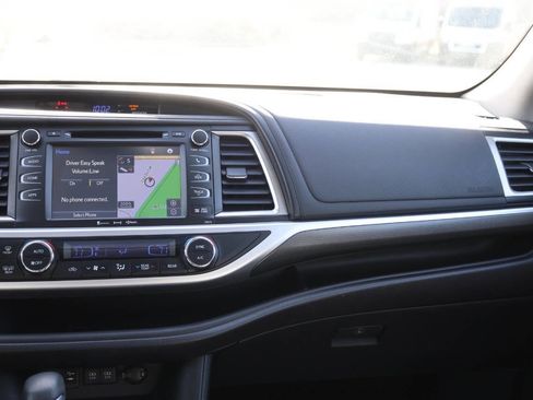 Used 2018 Toyota Highlander SE image 26