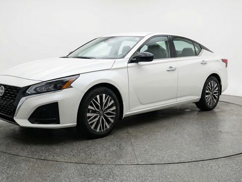 Used 2025 Nissan Altima 2.5 SV image 3