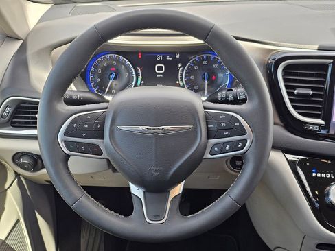 Used 2024 Chrysler Pacifica Touring-L FWD image 16