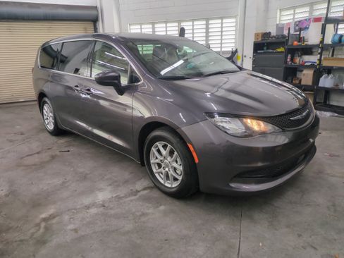 Certified 2022 Chrysler Voyager LX image 2