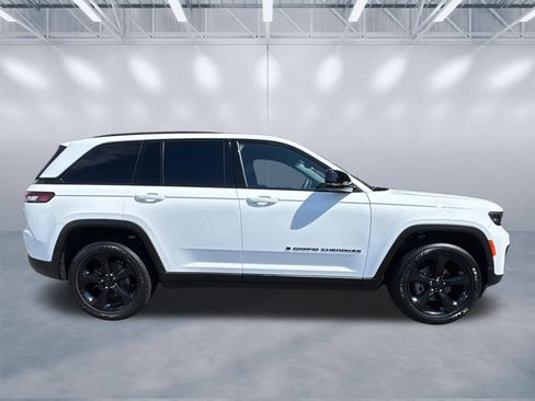 Certified 2024 Jeep Grand Cherokee Altitude AWD/4WD image 3