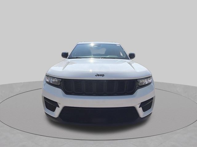 Used 2025 Jeep Grand Cherokee Altitude AWD/4WD image 9