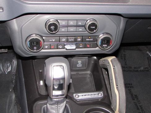 New 2025 Ford Bronco Badlands image 21