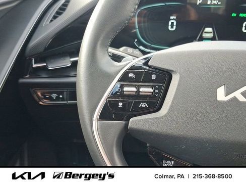 Used 2023 Kia Niro EX image 24