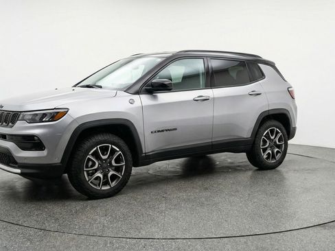 Used 2025 Jeep Compass Trailhawk image 2