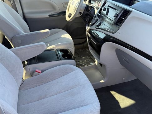 Used 2014 Toyota Sienna LE image 10