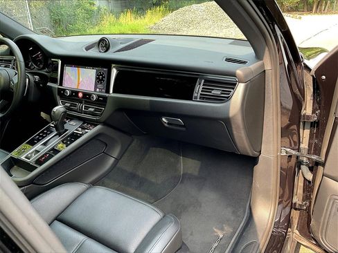 Certified 2025 Porsche Macan image 19