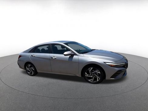 Used 2025 Hyundai Elantra SEL FWD image 2