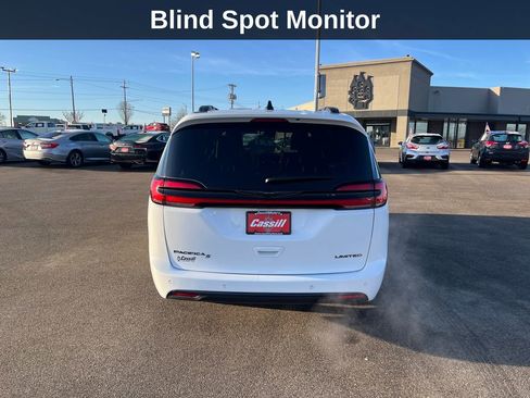 Used 2025 Chrysler Pacifica Limited image 5