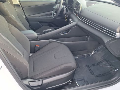 Certified 2025 Hyundai Elantra SE image 22