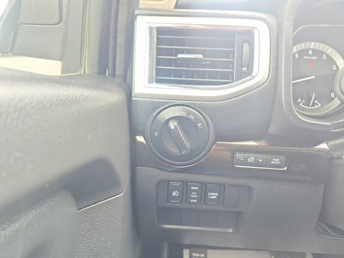 Used 2017 Nissan Titan SV image 22