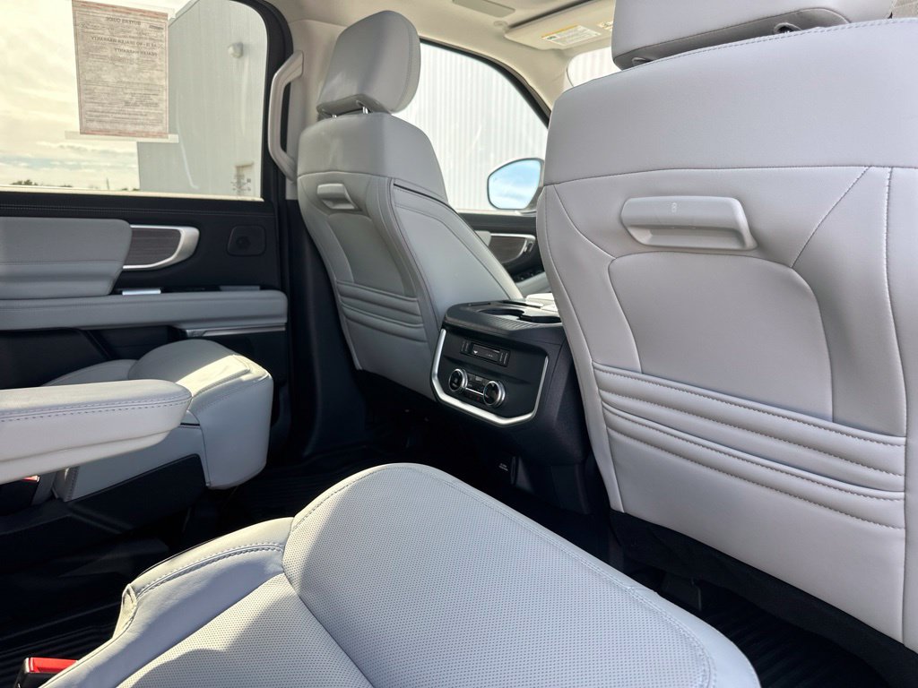 Used 2025 Ford Expedition Platinum w/ Platinum Ultimate Package AWD/4WD image 33