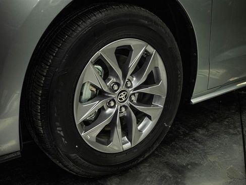 Used 2025 Toyota Sienna XLE FWD image 3