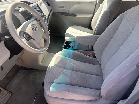 Used 2013 Toyota Sienna LE w/ Towing Pkg FWD image 5