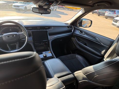 Used 2024 Jeep Grand Cherokee L Laredo image 14