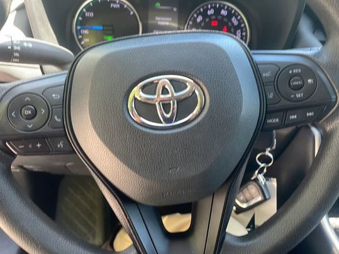 Used 2021 Toyota RAV4 LE AWD/4WD image 18